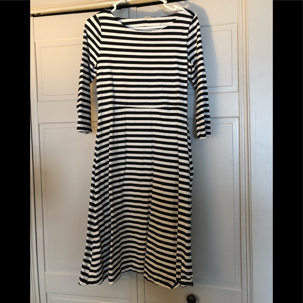 Old Navy sz medium striped dress, navy and white